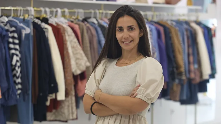 La dueña de las tiendas La Pera muestra el género de su tienda en Ferrol